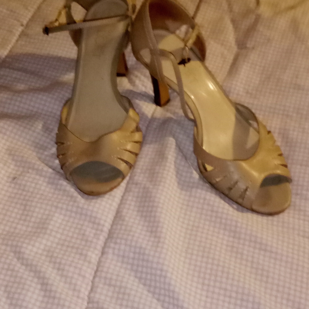 Ann Taylor loft tan heels size 6M